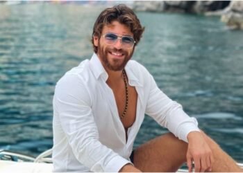 جان يامان يثير الجدل بحركاته الجريئة مع حبيبته على السجادة الحمراء