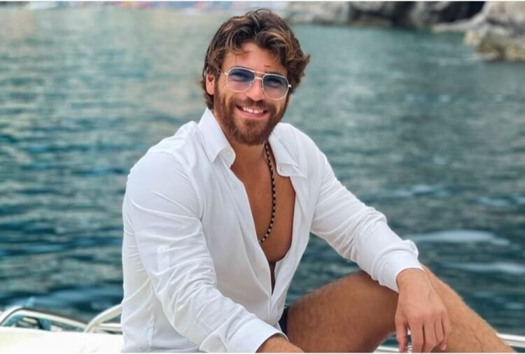 جان يامان يثير الجدل بحركاته الجريئة مع حبيبته على السجادة الحمراء