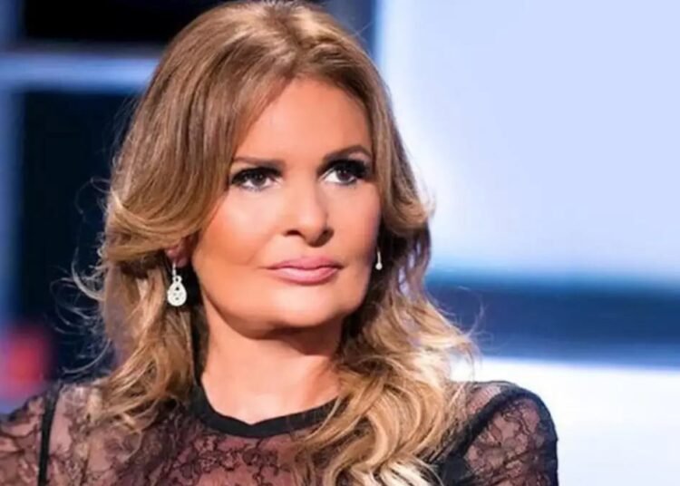 يسرا تنهار باكيةً بعد الحديث عن والدتها وزوجها يواسيها