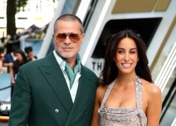 براد بيت يلفت الأنظار في احدث ظهور مع حبيبته