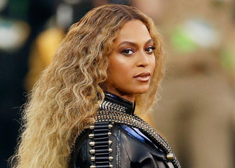 سقوط سروال بيونسيه امام الجميع وهكذا كانت ردة فعلها