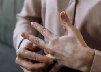 فنان شهير يُعلن انفصاله عن زوجته بعد 6 سنوات