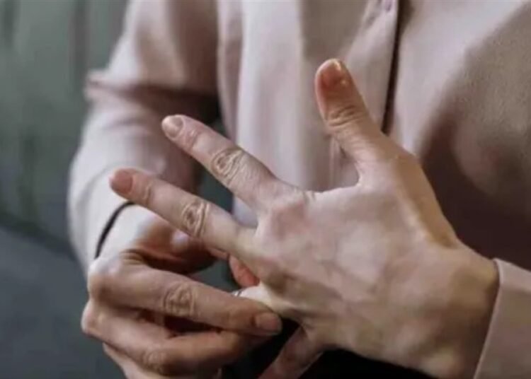 فنان شهير يُعلن انفصاله عن زوجته بعد 6 سنوات