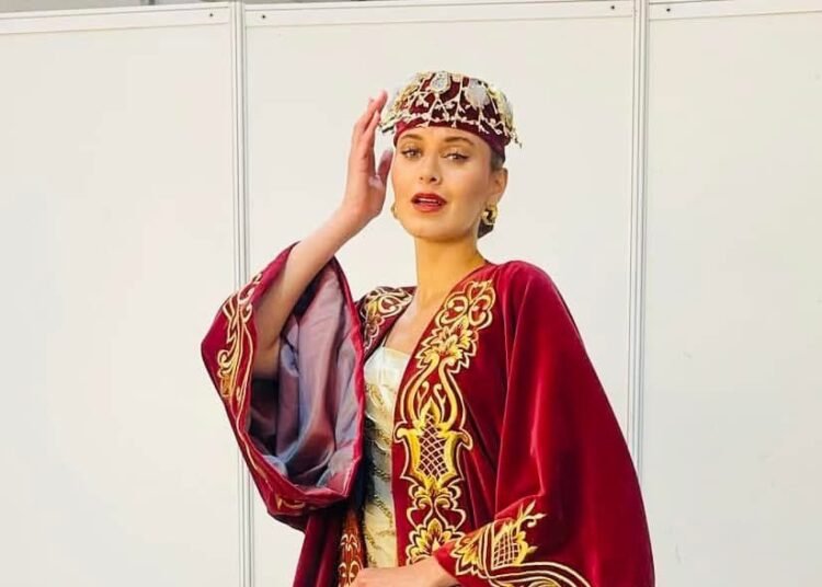 ندى كوسا تتألق بعباءة لبنانية ملكية في مسابقة ملكة جمال العالم في الهند