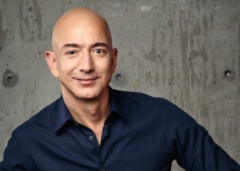 تمثال جيف بيزوس يطفو في مياه البندقية الإيطالية قبل ساعات من زفافه