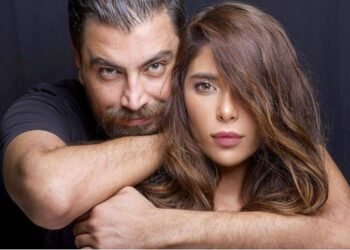 لقطة رومانسية بين معتصم النهار وزوجته لين برنجكجي على البحر