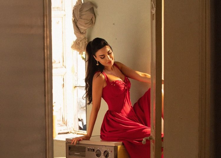 سيرين عبد النور تُحقّق أكثر من نصف مليون مشاهدة بـ”عاملّن عقدة”