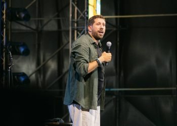 جون أشقر يُشعل أجواء “أعياد بيروت” بجرعة مضاعفة من الضحك!