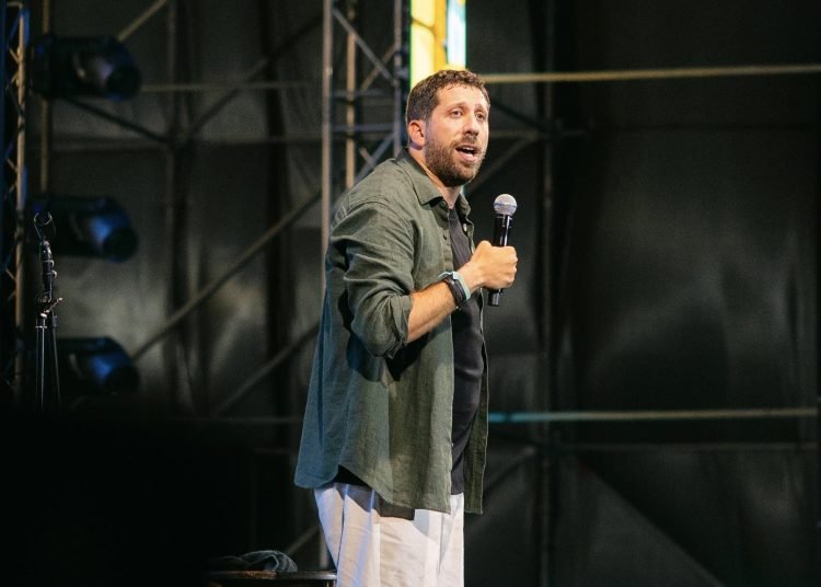 جون أشقر يُشعل أجواء “أعياد بيروت” بجرعة مضاعفة من الضحك!