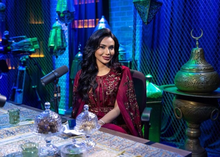 لبنى عبد العزيز: أناقة على الشاشة وأسلوب يعكس قوة الحضور