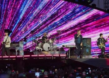 فرقة “كولد بلاي” تفضح خيانة بليونير لزوجته أمام الملايين