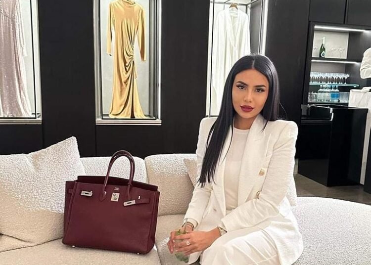 لبنى عبد العزيز: أناقة على الشاشة وأسلوب يعكس قوة الحضور