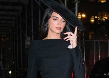 الفستان الأسود القصير.. خيار النجمات الدائم