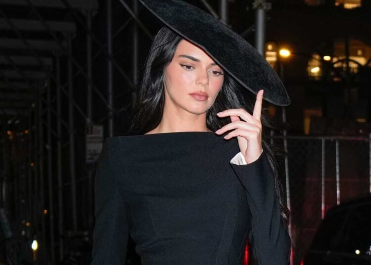 الفستان الأسود القصير.. خيار النجمات الدائم