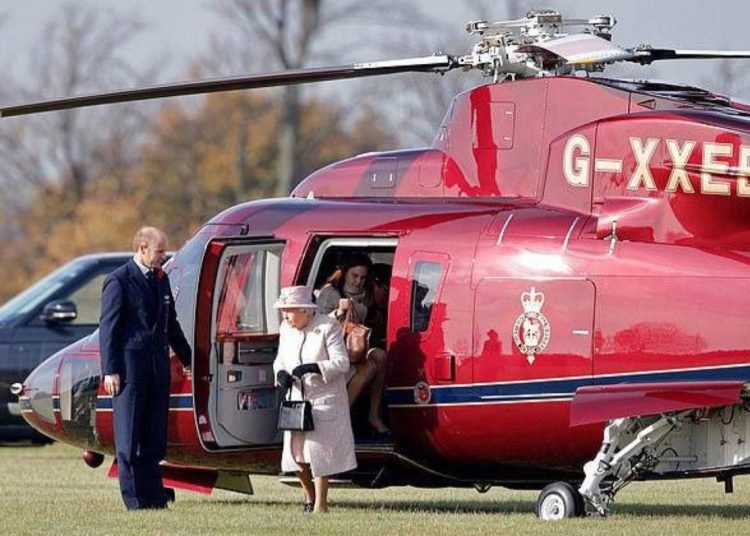 الملك تشارلز يعرض مروحية وسيارة الملكة إليزابيث للبيع.. اليكم السبب