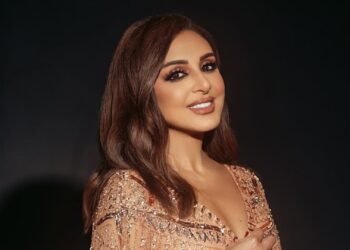 حافية القدمين.. أنغام بظهور استثنائي في حفل كاريوكي بعد أزمتها الصحية