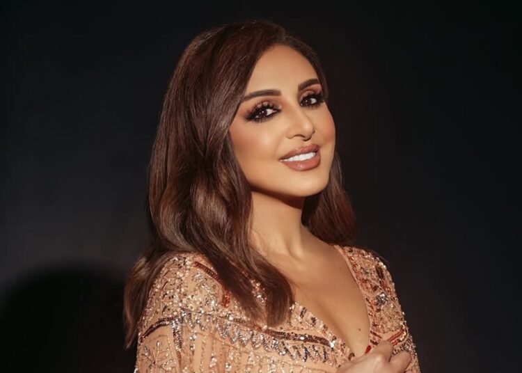 حافية القدمين.. أنغام بظهور استثنائي في حفل كاريوكي بعد أزمتها الصحية