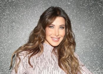 نانسي عجرم تخطف الأنظار بفستان قصير برّاق خلال حفلها في السويد