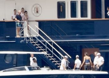 جيف بيزوس يستضيف ليوناردو دي كابريو على يخته الفاخر في إيبيزا