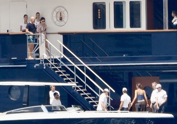 جيف بيزوس يستضيف ليوناردو دي كابريو على يخته الفاخر في إيبيزا