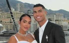 كريستيانو رونالدرو يضع طلاء الاظافر على قدميه؟