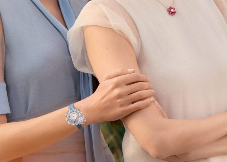 ساعات باللون الأزرق.. أناقة صيفية مبهرة