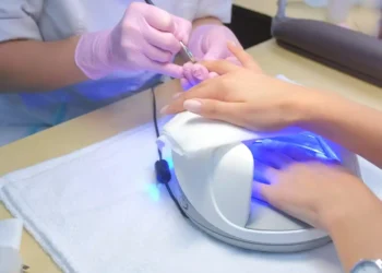 الاتحاد الأوروبي يحظر جل الأظافر بعد تحذيرات صحية خطيرة