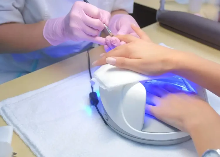 الاتحاد الأوروبي يحظر جل الأظافر بعد تحذيرات صحية خطيرة