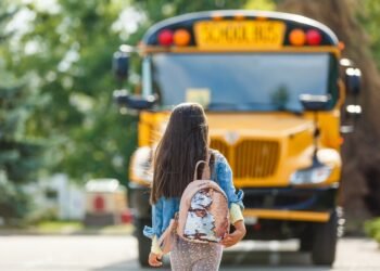 اليكم ابرز الأسباب التي تدفع الطفل لرفض المدرسة