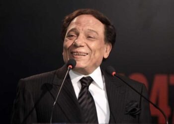 عادل إمام يشعل مواقع التواصل الاجتماعي بصورة من أمام الكعبة