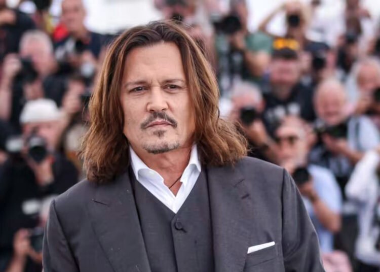 جوني ديب يتبرع بكامل راتبه لابنه.. اليكم التفاصيل