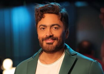 معجبة تفاجئ تامر حسني بطلبها الغريب وهو يرد.. اليكم ما قاله