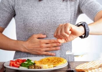 ما هي فوائد تناول الطعام في وقت مبكر؟