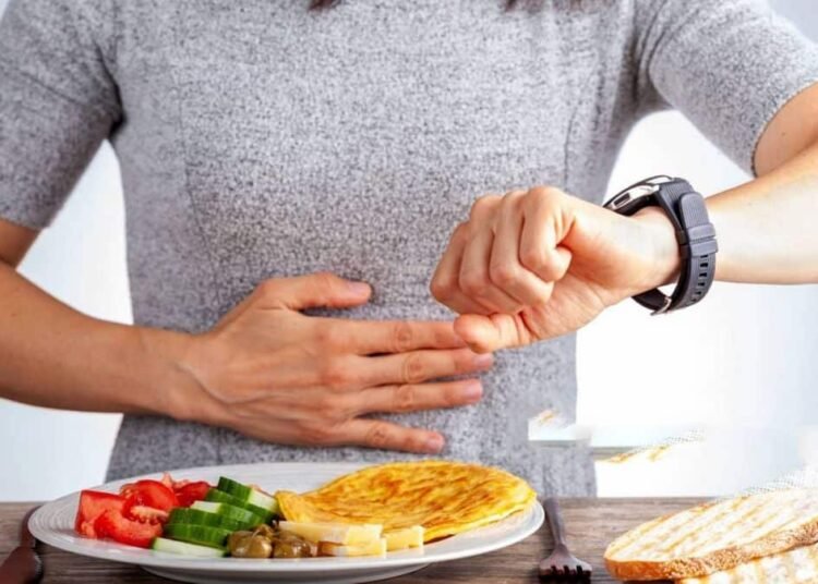 ما هي فوائد تناول الطعام في وقت مبكر؟