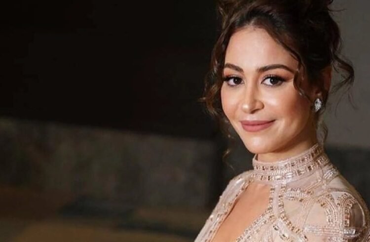 وثيقة زواج منة شلبي تشعل مواقع التواصل