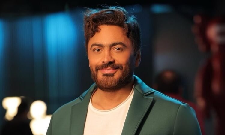 تامر حسني يرفض هدية ثمينة من معجبة.. اليكم ما حصل