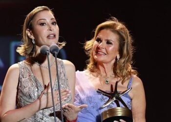 منة شلبي تتعرض لموقف محرج لحظة تكريمها في الجونة ويسرا تنقذها