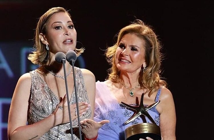 منة شلبي تتعرض لموقف محرج لحظة تكريمها في الجونة ويسرا تنقذها