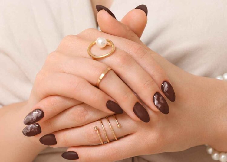 درجات غنية وهادئة تزيّن الأظافر في خريف 2025