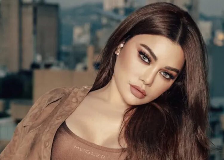 هيفاء وهبي تستعرض رشاقتها بالكعب العالي