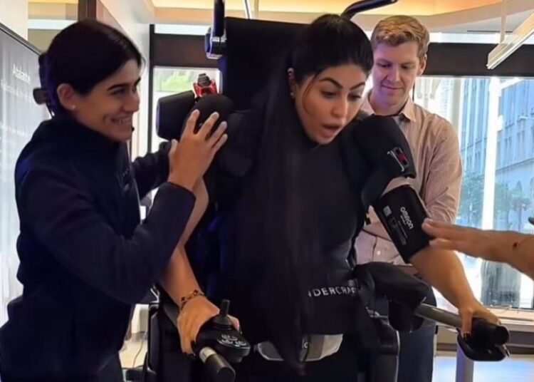 بعد معاناة سنوات من الشلل.. جيسيكا طويل تمشي على قدميها لأول مرة