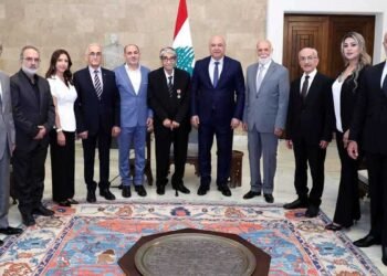 الرئيس اللبناني يكرم صلاح تيزاني ويقلّده وسام الاستحقاق