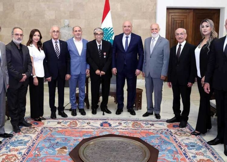 الرئيس اللبناني يكرم صلاح تيزاني ويقلّده وسام الاستحقاق