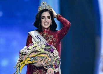 المكسيكية فاطمة بوش تُتوّج بلقب ملكة جمال الكون 2025