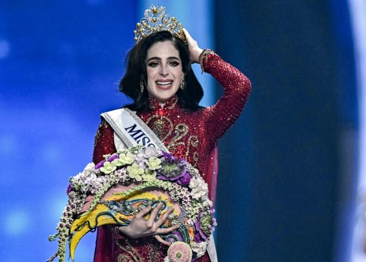 المكسيكية فاطمة بوش تُتوّج بلقب ملكة جمال الكون 2025