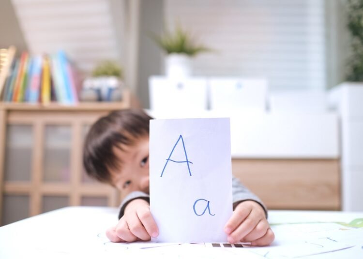 استراتيجيات لتعليم طفلك لغة ثانية