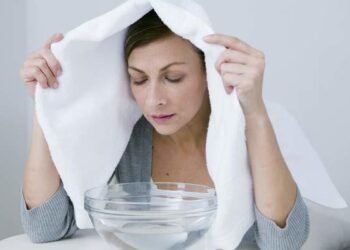 خطوات تطبيق بخار الوجه في المنزل لبشرة نضرة