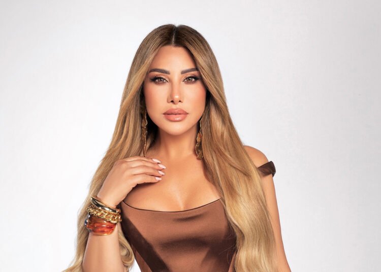 اليكم ما فعلته نجوى كرم مع معجب تصور معها وطُرد خارج الحفل