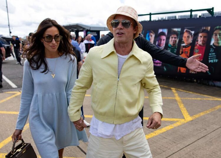 براد بيت في ظهور علني نادر مع حبيبته إينيس دي رامون