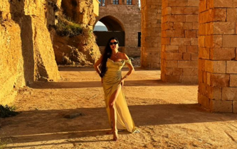 لاميتا فرنجية في إطلالة صيفيّة بفستان ذهبي من توقيع المصمّمة بتول اللّو